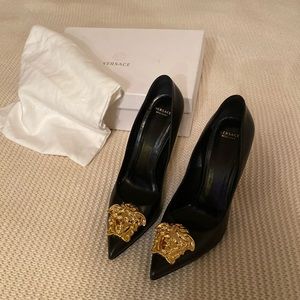 Women’s Versace Palazzo Medusa Pump Sz 40.